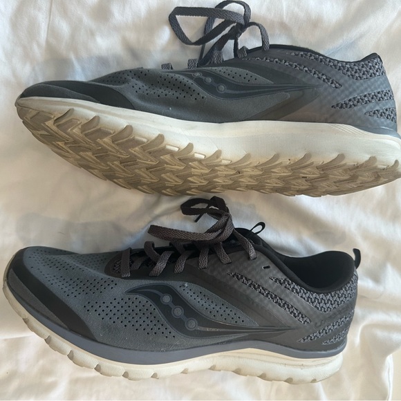 Brook’s running shoes - men’s lightly used - size 10 - Picture 7 of 10